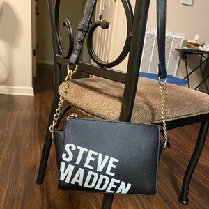 Steve Madden black crossbody purse.